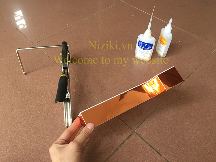 gáy nhôm uốn chữ 0 gờ màu đồng gương