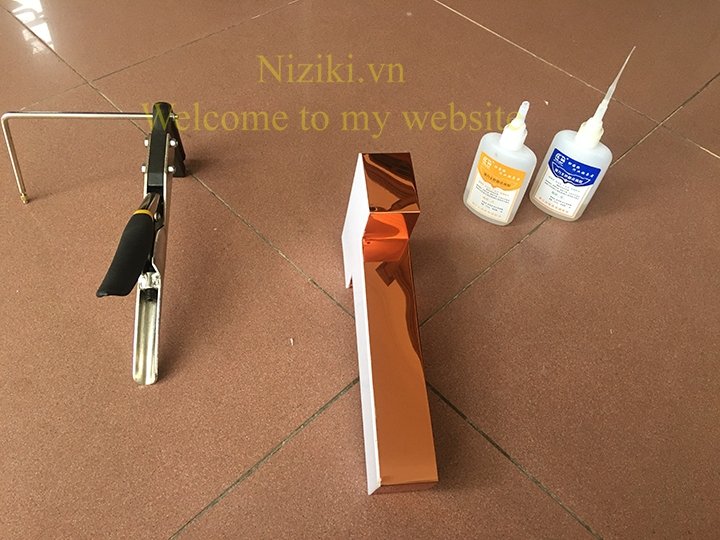 gáy nhôm uốn chữ 0 gờ màu đồng gương