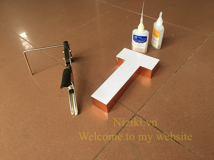 gáy nhôm uốn chữ 0 gờ màu đồng gương