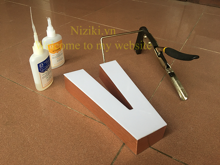 gáy nhôm uốn chữ 0 gờ màu đồng xước