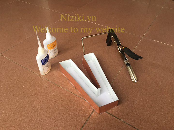 gáy nhôm uốn chữ 0 gờ màu đồng xước