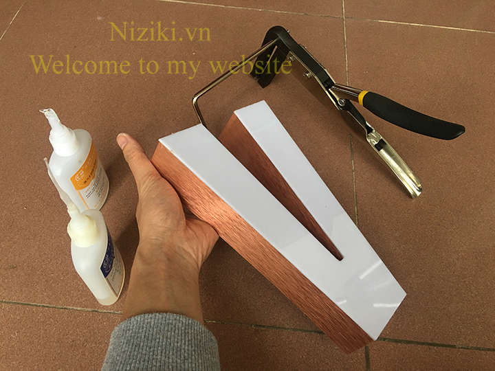 gáy nhôm uốn chữ 0 gờ màu đồng xước