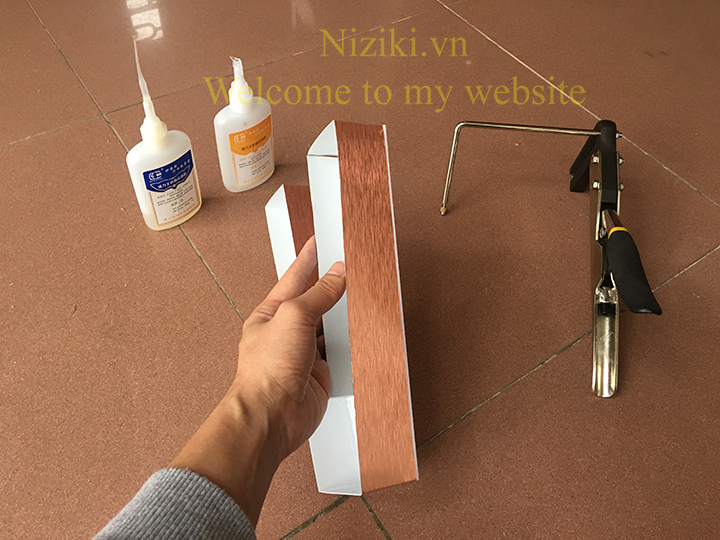gáy nhôm uốn chữ 0 gờ màu đồng xước