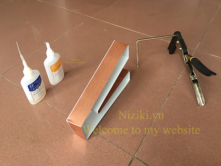 gáy nhôm uốn chữ 0 gờ màu đồng xước
