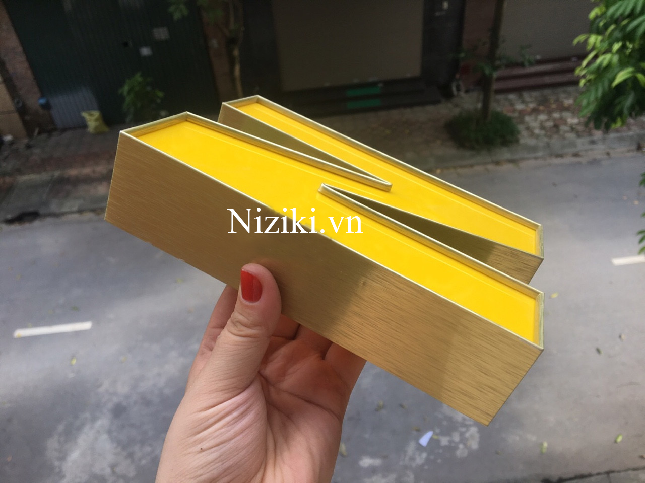 gáy nhôm 1 gờ màu vàng xước