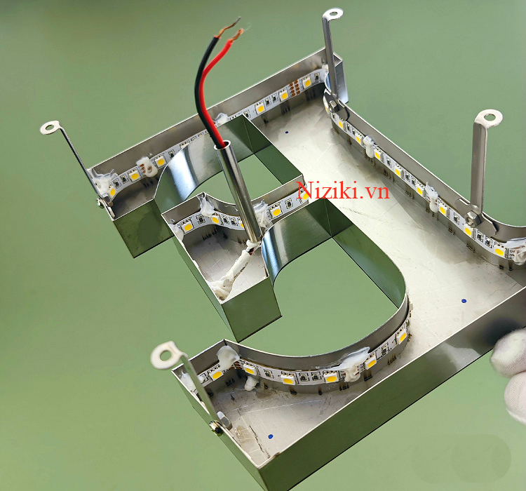 ke cách chữ hắt led 6cm