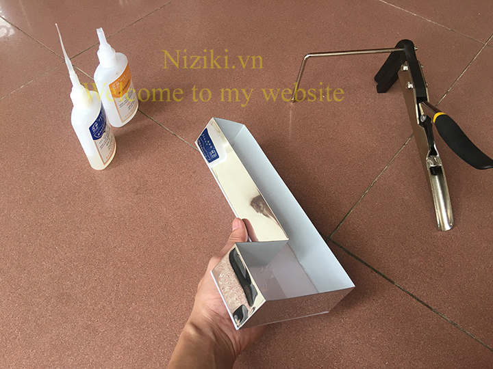 gáy nhôm uốn chữ 0 gờ màu bạc gương