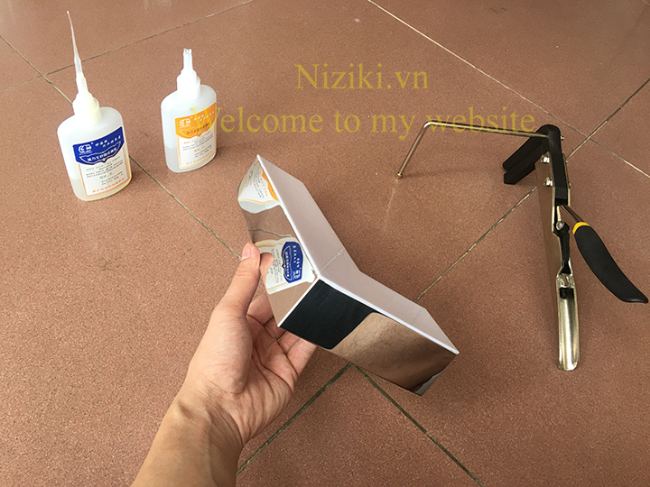 gáy nhôm uốn chữ 0 gờ màu bạc gương