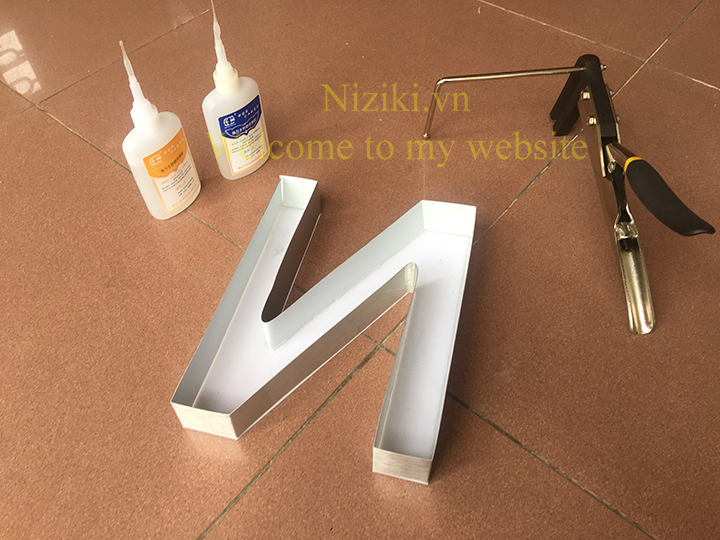 gáy nhôm uốn chữ 0 gờ màu bạc xước