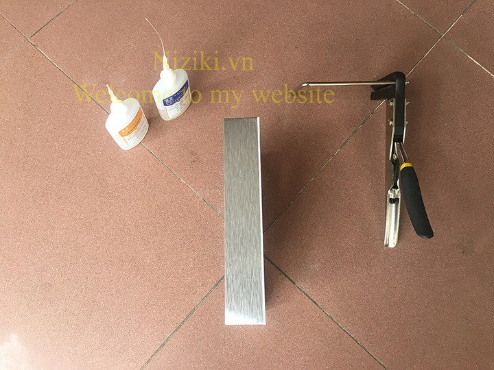 gáy nhôm uốn chữ 0 gờ màu bạc xước