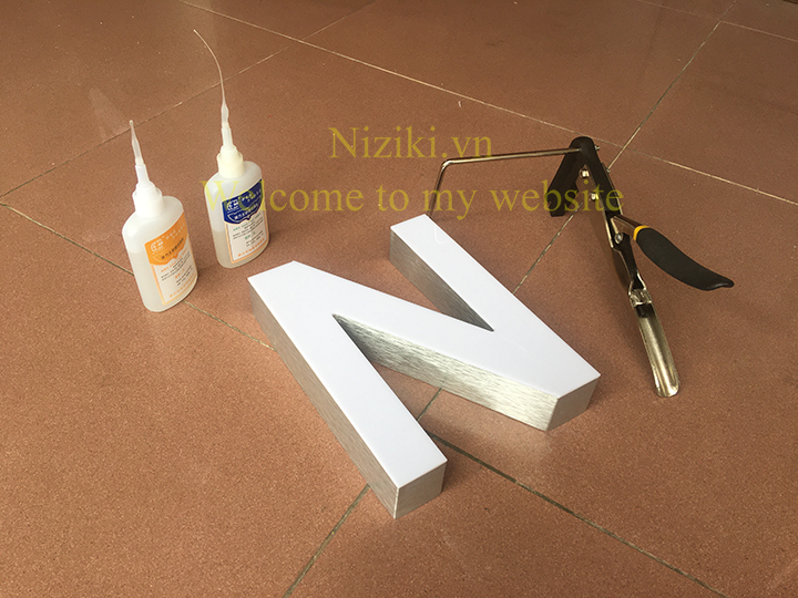 gáy nhôm uốn chữ 0 gờ màu bạc xước
