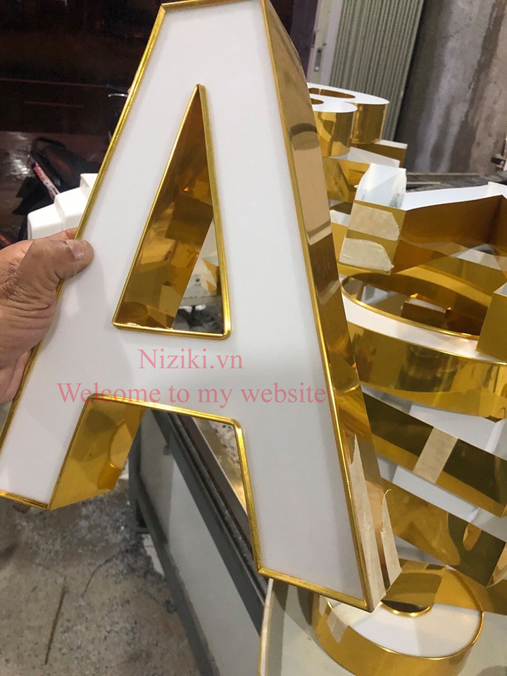 gáy nhôm uốn chữ 1 gờ màu vàng gương