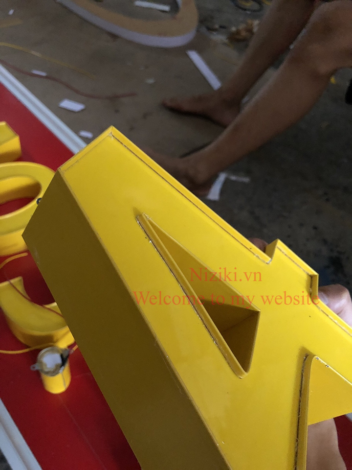gáy nhôm uốn chữ 1 gờ màu vàng