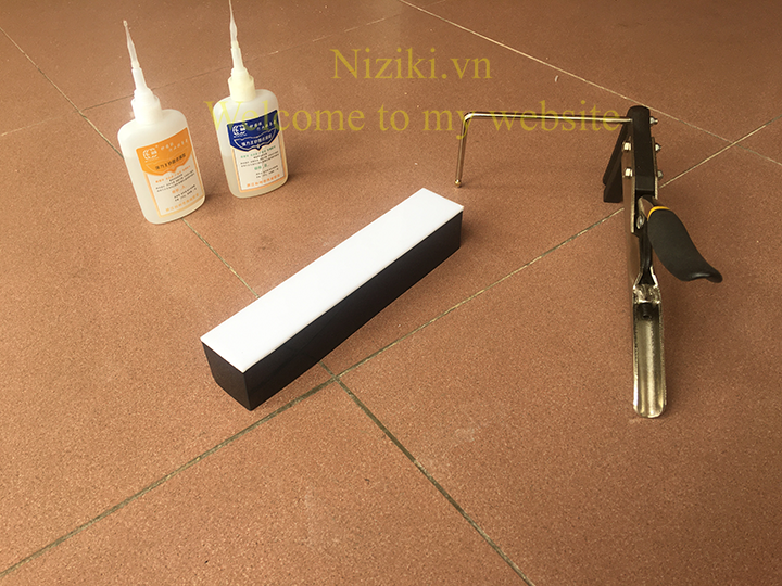 gáy nhôm uốn chữ 0 gờ màu đen