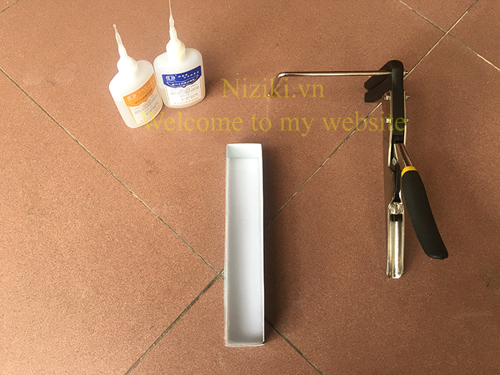 gáy nhôm uốn chữ 0 gờ màu đen