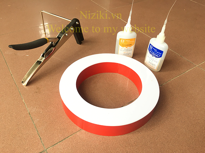 gáy nhôm uốn chữ 0 gờ màu đỏ