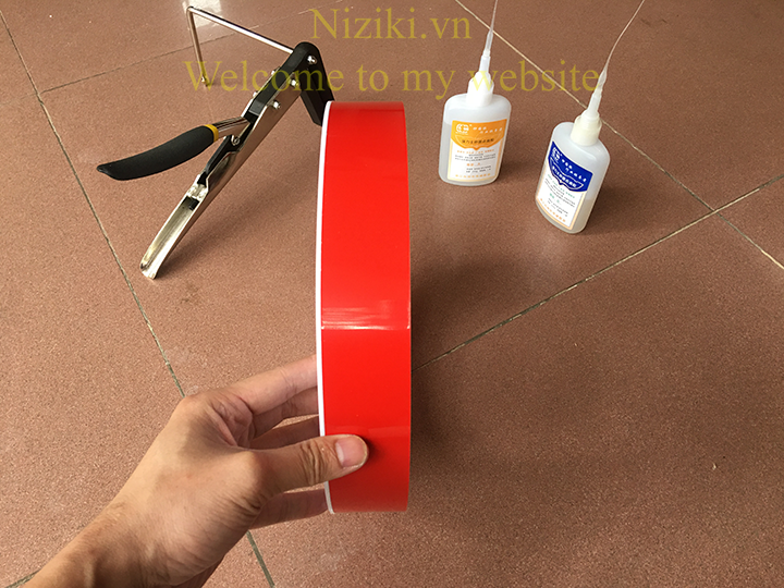 gáy nhôm uốn chữ 0 gờ màu đỏ
