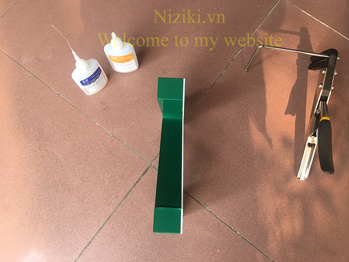 gáy nhôm uốn chữ 0 gờ màu xanh lá cây