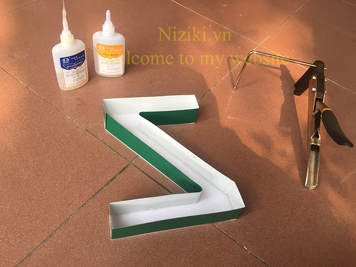 gáy nhôm uốn chữ 0 gờ màu xanh lá cây