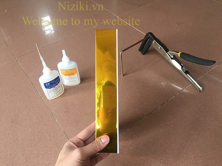 gáy nhôm uốn chữ 0 gờ màu vàng gương