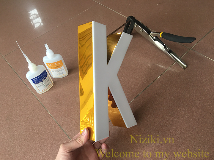 gáy nhôm uốn chữ 0 gờ màu vàng gương