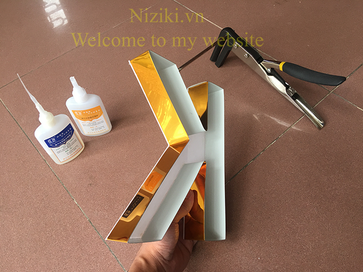 gáy nhôm uốn chữ 0 gờ màu vàng gương