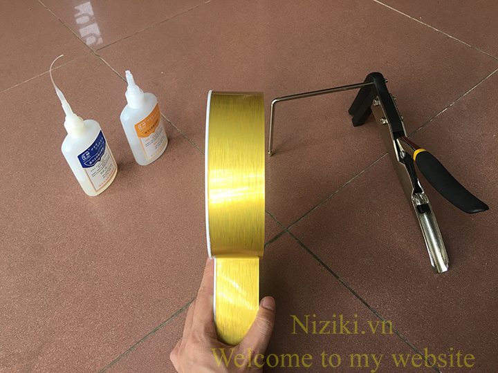 gáy nhôm uốn chữ 0 gờ màu vàng xước