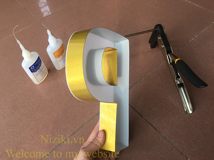 gáy nhôm uốn chữ 0 gờ màu vàng xước